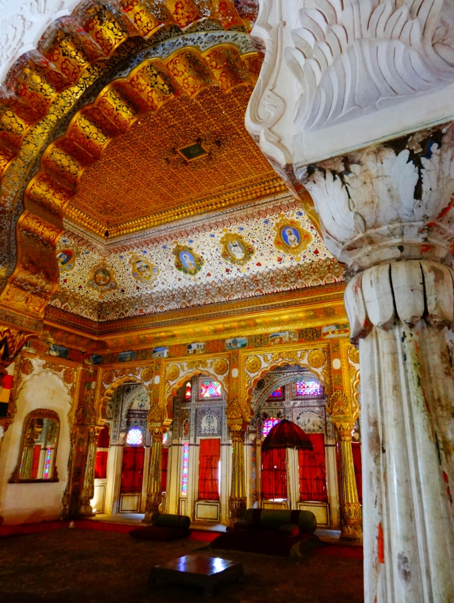 A large room with a ceiling and columns
